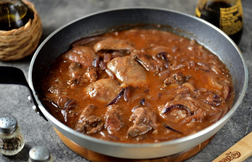 1. Этап. Куриная печень по-турецки: Влейте теплой воды из чайника, доведите до кипения. Поскольку в составе присутствует мука, то воды может понадобиться чуть больше, чтобы подливка не получилась слишком густой. Как только подливка закипит, попробуйте на соль, поперчите. Накройте сковороду крышкой и тушите на тихом огне минут 5. Общее время приготовления печенки должно быть не больше 8-9 минут.