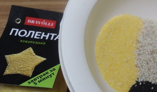 1. Этап. Хрустящие крекеры из поленты и кунжута: В чашу всыпать поленту и кунжут - у меня 10 гр черного и 40 гр белого.