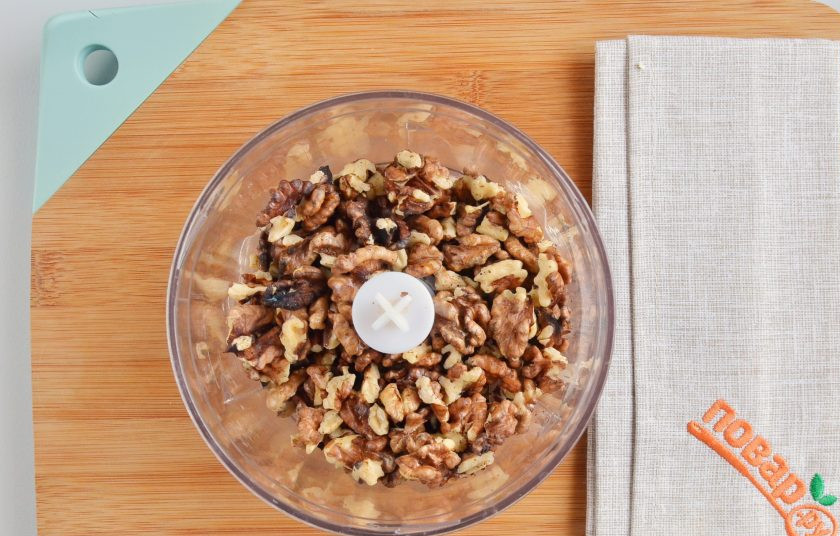 1. Этап. Закуска под коньяк: Выложите грецкие орехи в измельчитель.