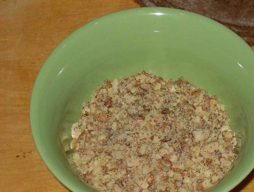 1. Этап. Торт на 30 лет: Орехи обжарьте или лучше проколите в духовке, почистите от шелухи.