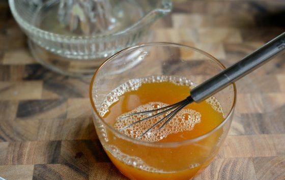 1. Этап. Фруктовый салат Радуга: 2. Затем перемешайте весь сок с мёдом. Заправка готова!