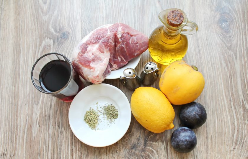 1. Этап. Мясо запеченное с фруктами: Подготовьте все необходимые ингредиенты для приготовления мяса запеченного с фруктами.