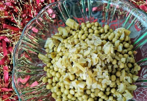 1. Этап. Салат Зимний сон: Нарезать мелкими кубиками: маринованные огурцы,