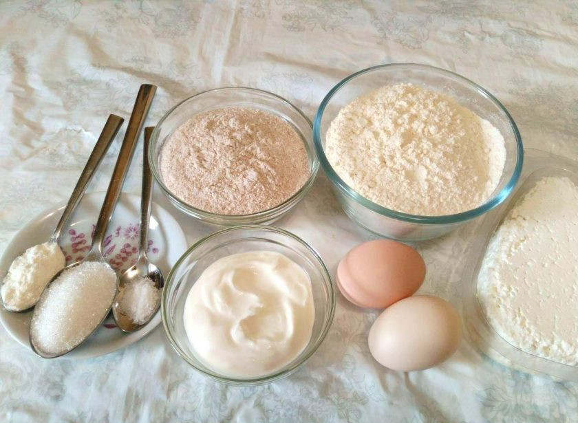 1. Этап. Творожные пышки: Подготовьте необходимые ингредиенты в указанных количествах. При отсутствии цельнозерновой муки можно обойтись обычной пшеничной мукой, учитывая, что это снизит полезные свойства готовой выпечки.