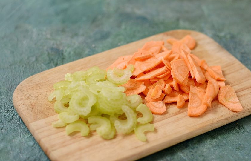 1. Этап. Рис с сельдереем и морковью: Морковь и сельдерей нарежьте тонкими ломтиками.