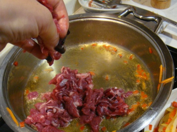 1. Этап. Баранина в сладком соусе: Затем удалите овощи в отдельную посуду, а на этом же масле обжарьте мясо в течение 5 минут. Температура должна быть очень высокой.