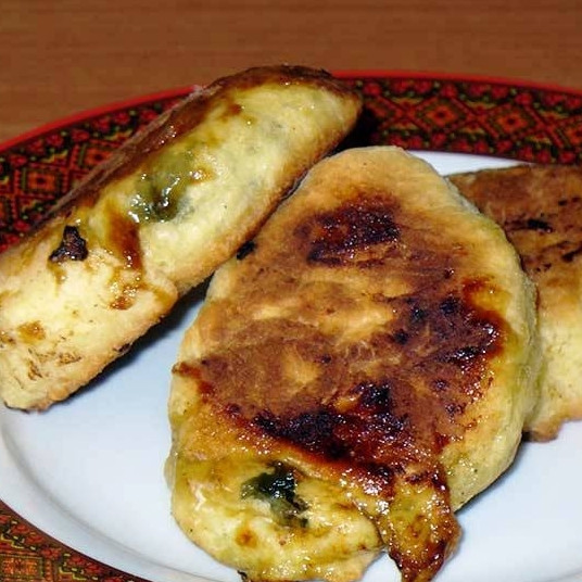 1. Этап. Пирожки со щавелем: Готовые пирожки достаем из сковороды и перекладываем на бумажное полотенце, чтобы оно впитало лишний жир. Все, пирожки со щавелем готовы! Приятного аппетита! ;)