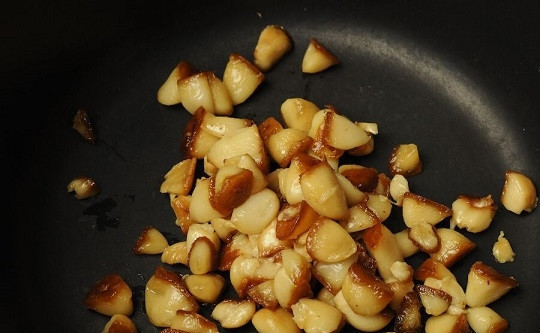 1. Этап. Французский чесночный суп: 5. На сковороде в результате должны остаться только зубчики.