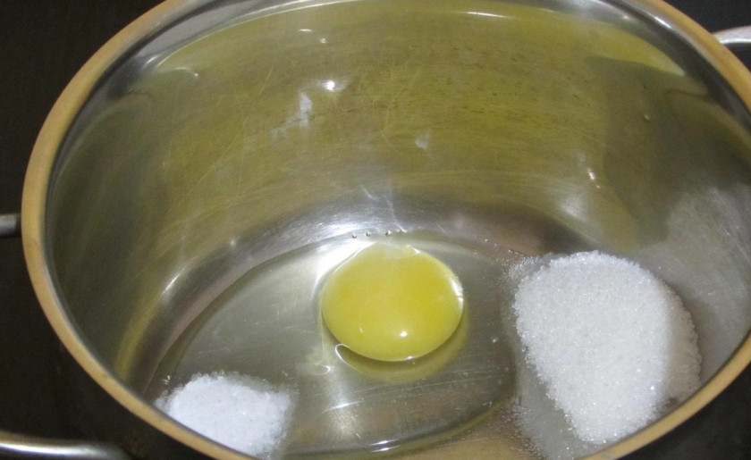 1. Этап. Оладьи на дрожжах и кефире: 3. В это же время в отдельную кастрюлю вбиваю яйцо, добавляю оставшиеся сахар и соль.