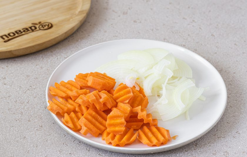 1. Этап. Маринованные огурцы Глобус: На дно чистой банки выложите репчатый лук и морковь. Затем заполните банку огурцами. Добавьте лавровый лист и черный перец горошком.