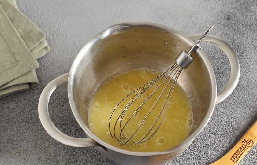 1. Этап. Невесткин пирог: Отдельно взбейте яйца с солью.