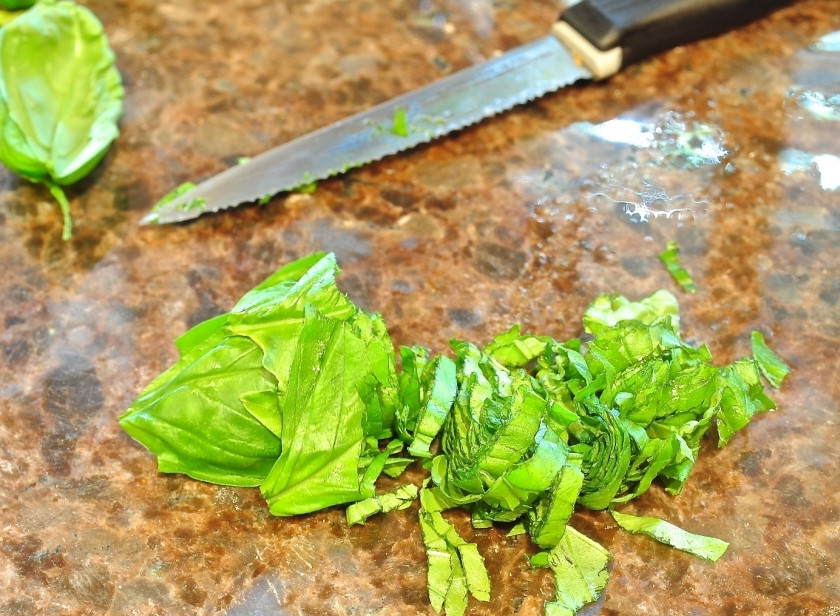 1. Этап. Закуска из помидоров и лука: Нарежьте базилик.