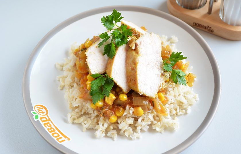 1. Этап. Курица с куркумой в кисло-сладком соусе: На тарелочку положите подушку из бурого риса, сверху овощи и соус, далее порезанное курочками куриное филе. Украсьте зеленью и к столу! Приятного!