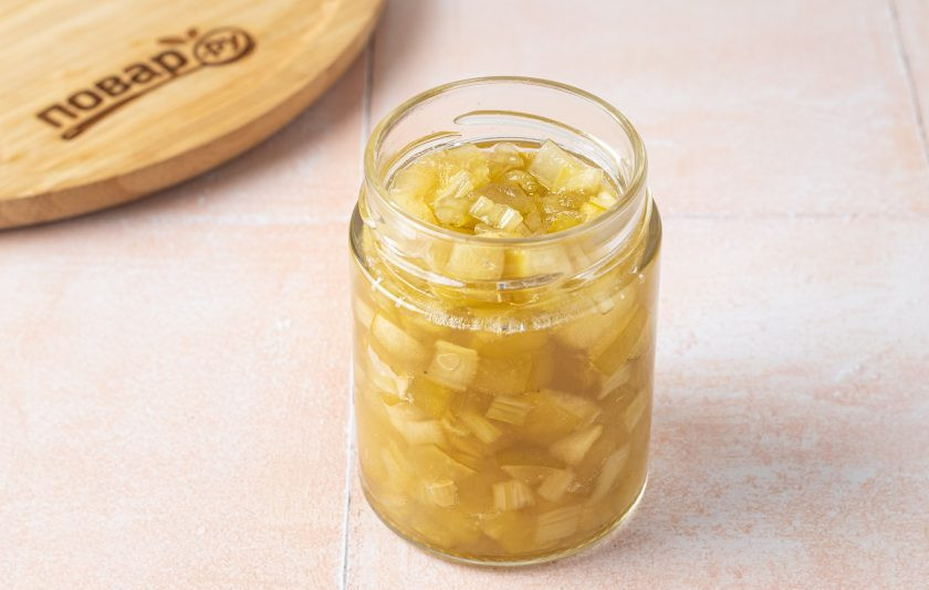 1. Этап. Варенье из сельдерея: Переложите варенье в чистую стерилизованную баночку.