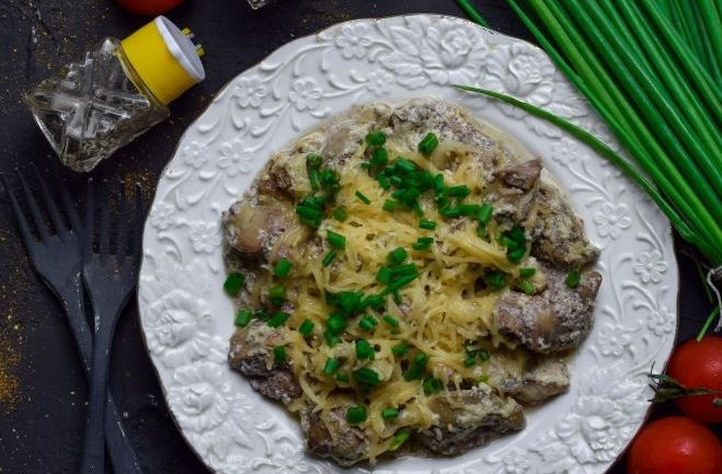 1. Этап. Тушеная печень индейки: Разложите печень по тарелками, посыпьте тертым сыром и зеленью. Приятного аппетита!