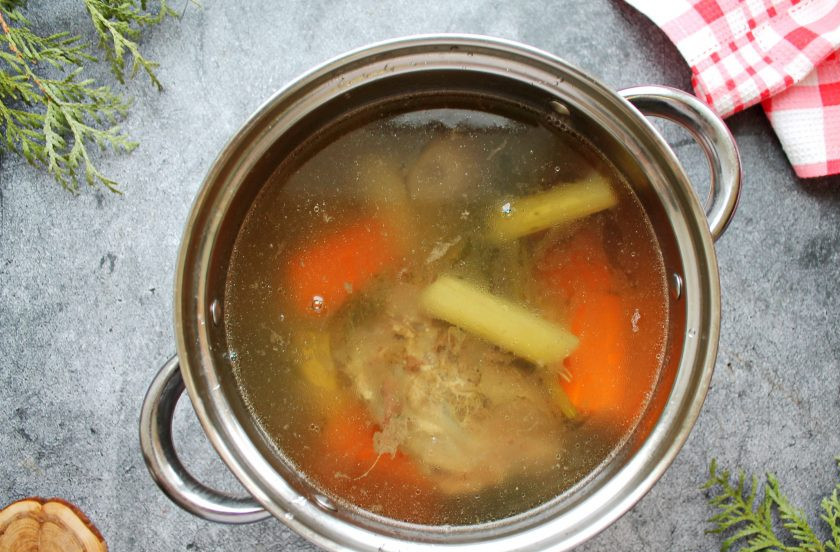 1. Этап. Говяжьи щечки: Влейте в кастрюлю воду и поставьте на средний огонь. Доведите все до кипения, убавьте огонь и уберите пену, которая будет образовываться. Убавьте огонь до минимального, прикройте не до конца крышкой и варите в течение 5 часов. Спустя время бульон посолите и варите еще 30 минут. После этого плотно закройте кастрюлю крышкой и дайте щечкам полностью остыть в бульоне.