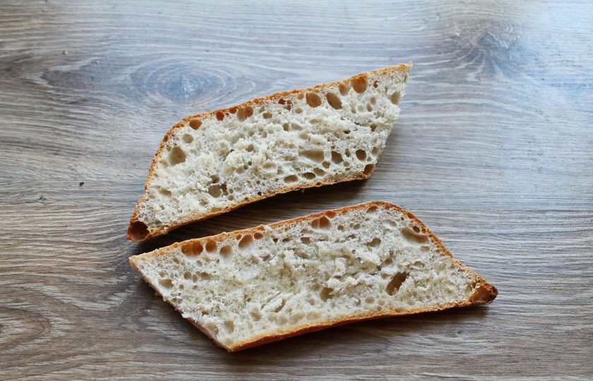 1. Этап. Греческий сэндвич: Если возьмете длинный багет, отрежьте от него кусок длиной 12-14 сантиметров. Разрежьте его вдоль на две равные части. Нижнюю часть смажьте оливковым маслом.