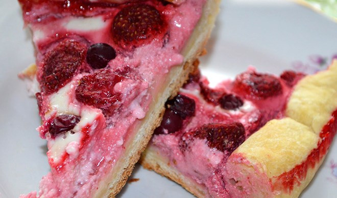 1. Этап. Итальянский пирог с клубникой: Вот такой красивый итальянский пирог с клубникой получился. Приятного чаепития!