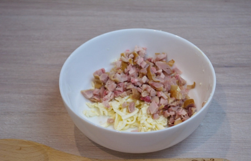 1. Этап. Лаваш в кляре: К сыру добавляем нарезанное мелким кубиком копченое мясо с окорочка. Шкурку я не использовала. В блюдо добавила только мясо.