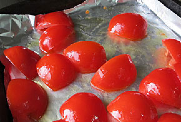 1. Этап. Паста с базиликом: 2. Подготовьте помидоры: тщательно промойте их, по желанию можете снять кожицу и нарежьте пополам. Оставьте их дожидаться своей очереди.