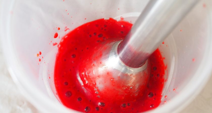 1. Этап. Малиновая «Зебра»: Ягоды измельчите при помощи погружного блендера.