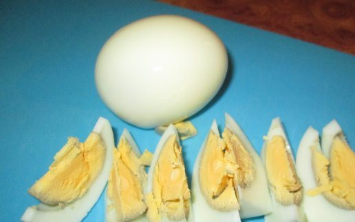 1. Этап. Салат с дыней и курицей: Для начала поставьте отвариваться на огонь курицу в подсоленной воде. А яйца, которые сварятся у вас за 10 минут на среднем огне сначала оставьте в холодной воде, а потом почистите их и порежьте на дольки. если у вас есть перепелиные яйца, то можете заменить ими куриные, только резать их нужно будет на половинки.