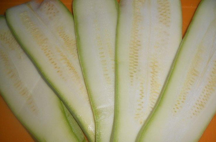 1. Этап. Рулетики из кабачков: Кабачки нарезать слайсами.