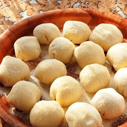 1. Этап. Картофельные гомбовцы: Лепим шарики, пока не кончится тесто. Параллельно этому, ставим на огонь кастрюлю с подсоленной водой.