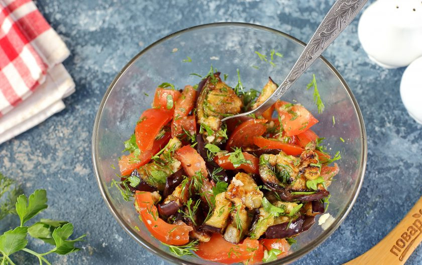 1. Этап. Салат к шашлыкам: Хорошо все перемешайте и дайте салату настояться.