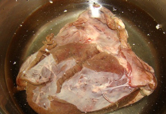 1. Этап. Кучмачи из говядины: Первым делом ставим вариться сердце. Это займет примерно 1.5-2 часа.