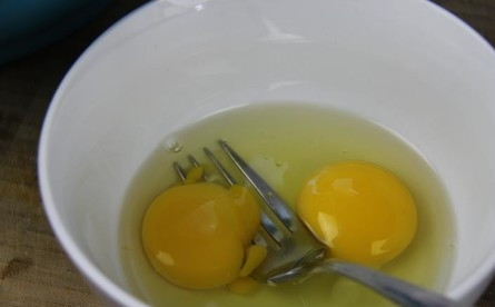 1. Этап. Крылышки во фритюре: 4. В глубокой мисочке взбейте со щепоткой соли яйца. В отдельную емкость просейте муку и крахмал.