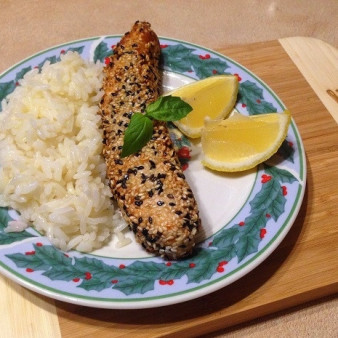 Лосось в кунжуте на сковороде