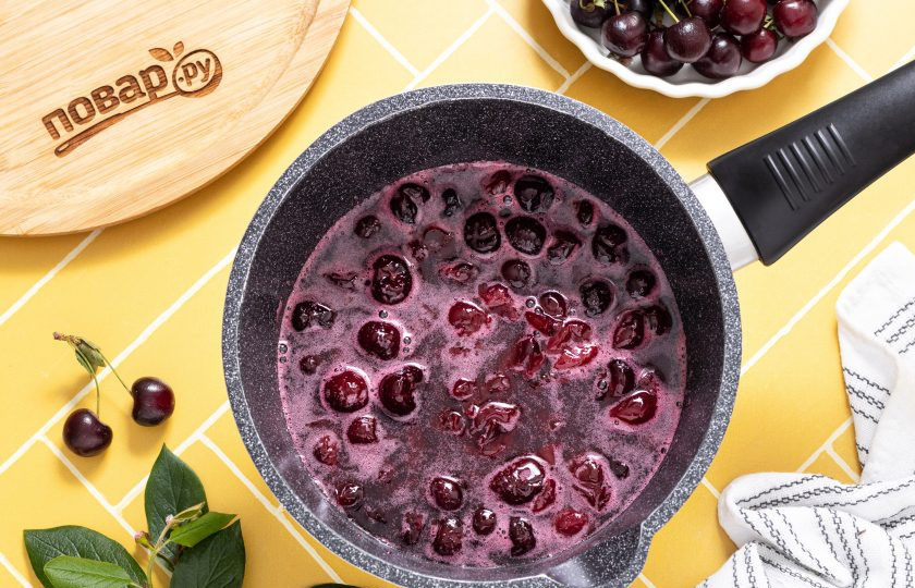 1. Этап. Вишневое варенье с ромом: Переложите вишню в кастрюлю или сотейник с толстым дном.