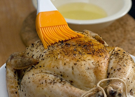 1. Этап. Цыпленок, фаршированный сухарями: 6. Смажьте цыпленка маслом и запекайте в духовке еще 20 минут.