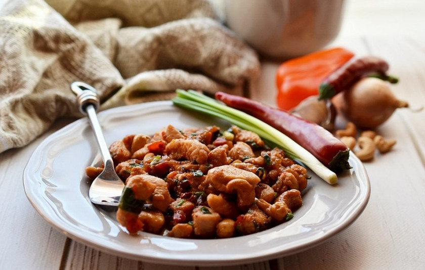 1. Этап. Гай Пад Мед Ма-муанг: Не забудьте посолить, и подайте к столу!