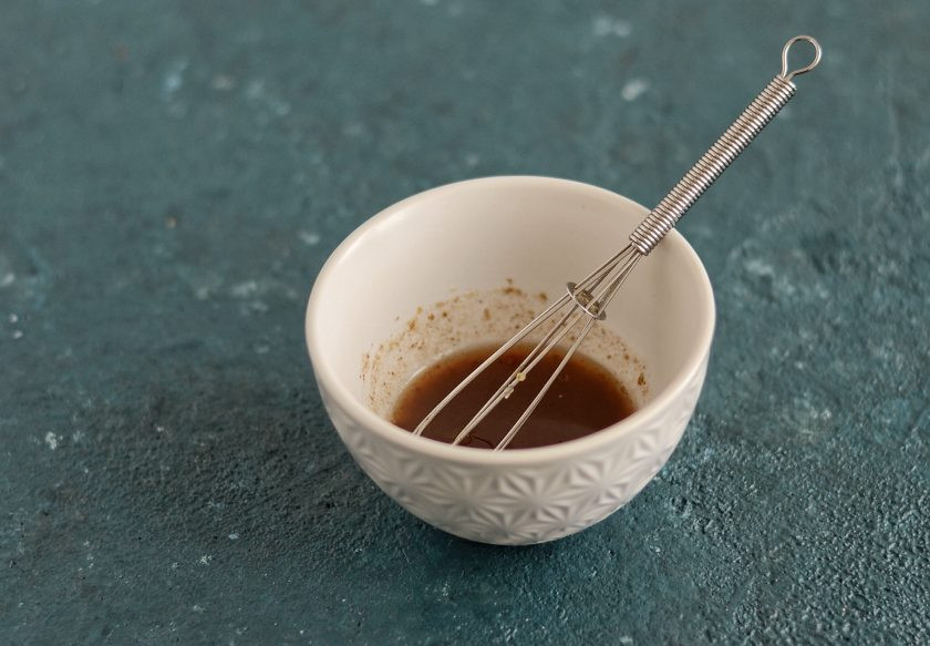 1. Этап. Салат с полбой: В отдельной емкости смешайте красный винный уксус, оливковое масло и бальзамический уксус.