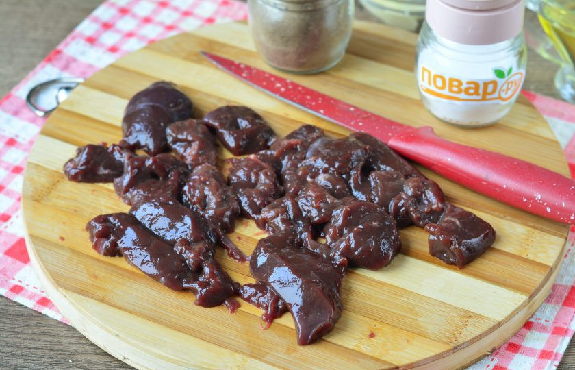 1. Этап. Паштет из телячьей печени: Промойте печень, удалите пленку, срежьте прожилки, если они есть. Нарежьте печень средними кусочками.