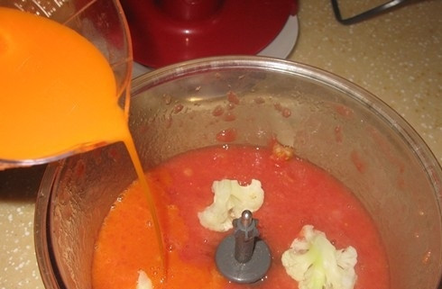 1. Этап. Овощные коктейли в блендере: 4. В чашу блендера помещаем порезанные помидоры, добавляем соцветия капусты и наливаем морковный сок. Измельчаем все в блендере до однородного состояния. Добавляем по вкусу соль и молотый перец, несколько капель соуса табаско. Все еще раз измельчаем.