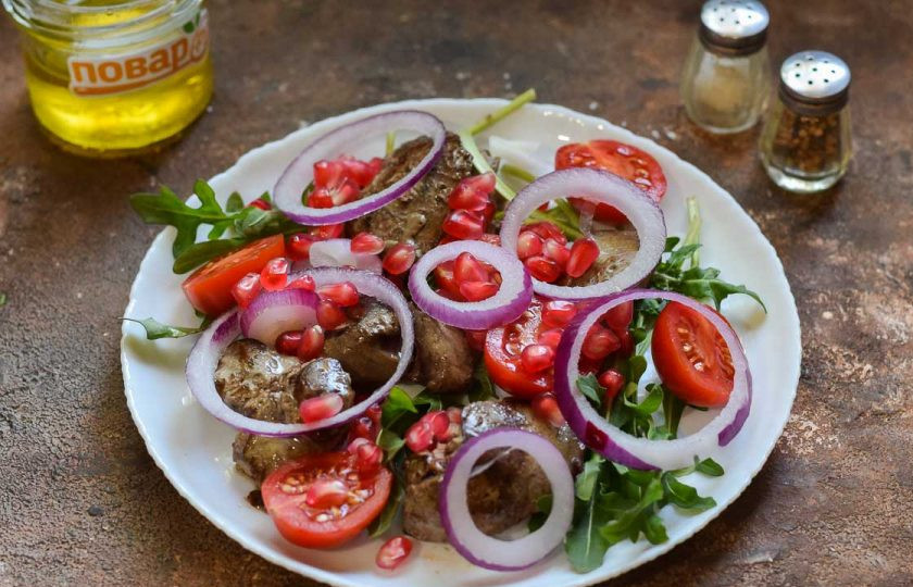 1. Этап. Салат с куриной печенью и гранатом: Следом выложите в салат лук и гранат.