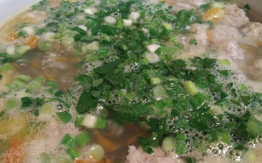 1. Этап. Суп с куриными фрикадельками и овощами: 10. Добавьте зелень в самом конце , после чего дайте закипеть и выключайте суп.