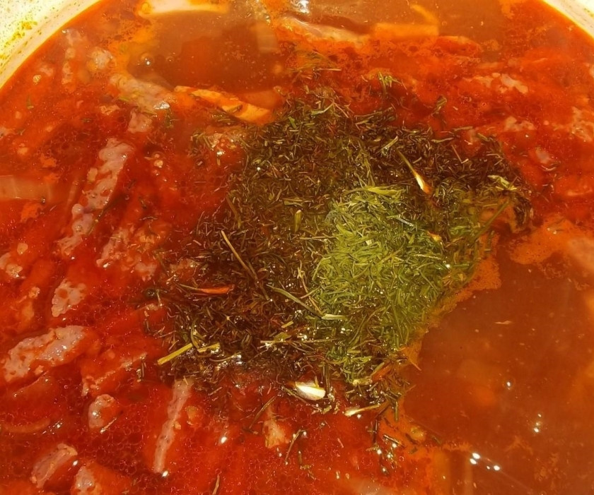 1. Этап. Солянка традиционная: 9. Бульон, который остался после варки куриного филе, отправляю обратно на огонь, после закипания всыпаю поджарку из овощей, затем — куриное мясо и обжаренную колбасу. Маслины нарезаю колечками, бросаю их в бульон, туда же отправляю сушеный укроп. Кипячу 5-7 минут, солю по вкусу и выключаю огонь, накрываю солянку крышкой, настаиваю 20 минут.