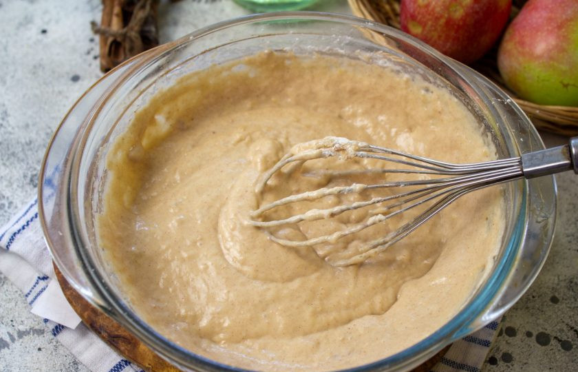 1. Этап. Яблочные вафли ПП: Перемешайте венчиком, чтобы получилось густое тесто как на оладьи, без комочков.