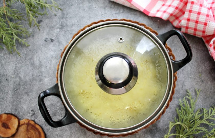 1. Этап. Пшенная каша на сухих сливках: Отключите огонь, закройте крышкой и дайте постоять 25-30 минут. Спустя время разложите кашу по тарелкам, добавьте сливочное масло и подавайте к столу.