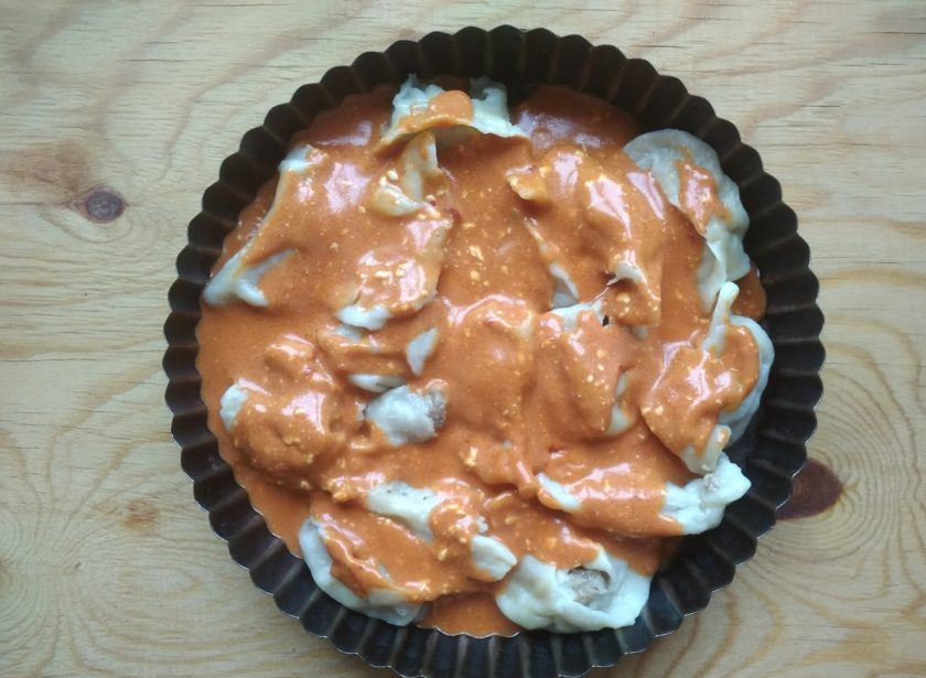 1. Этап. Пельмени в духовке под томатным соусом: 6. Далее влейте соус на пельмени.