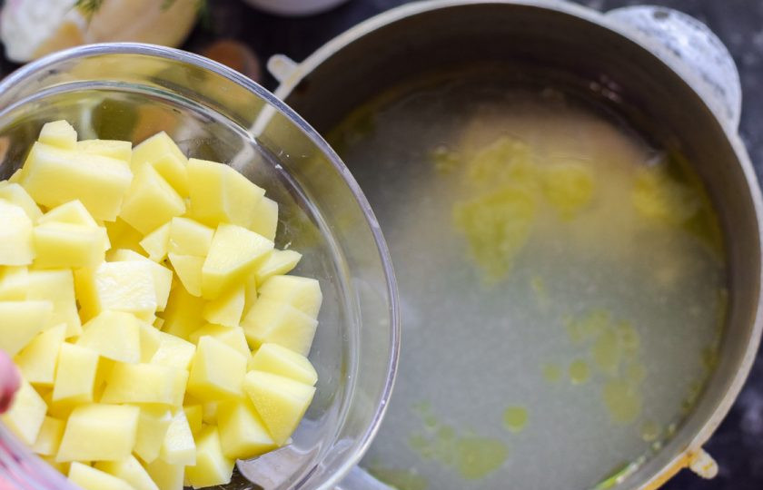 1. Этап. Казацкий борщ: Переложите картофель в кастрюлю с бульоном, варите 20 минут с момента закипания.