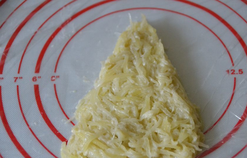 1. Этап. Хашбраун как в Макдональдсе: Формовать хашбрауны можно разными способами, мне больше всего нравится этот способ, расстелите пищевую пленку, выложите на неё тесто, сформуйте треугольник.