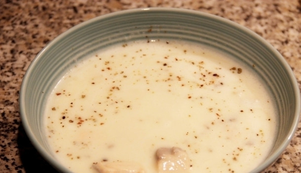 1. Этап. Суп-пюре из лосося со сливками: Суп-пюре верните в кастрюлю. Доведите до кипения. Подавайте суп с кусочками лосося и перцем. Приятного аппетита!