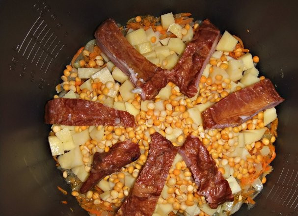 1. Этап. Суп с ребрышками в мультиварке: 3. Выкладываем наконец копченые ребрышки.