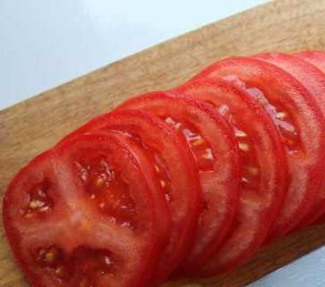 1. Этап. Кабачки и баклажаны с фаршем: Помидоры нарезаем кольцами.