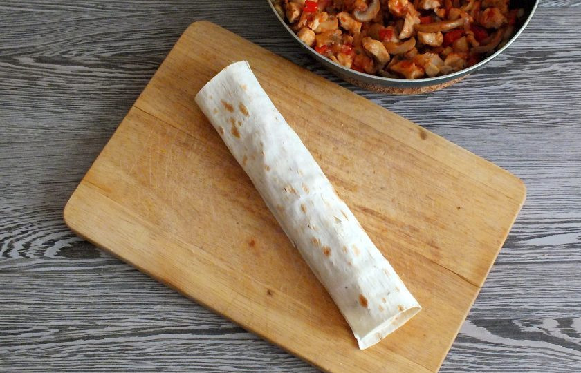 1. Этап. Энчиладос с курицей в лаваше: Скрутите рулетик.